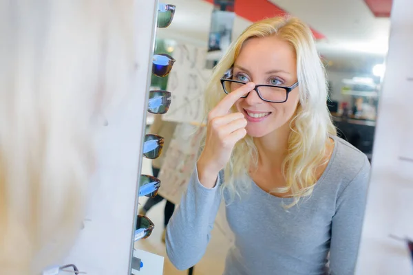 Mulher Loira Experimentando Óculos — Fotografia de Stock