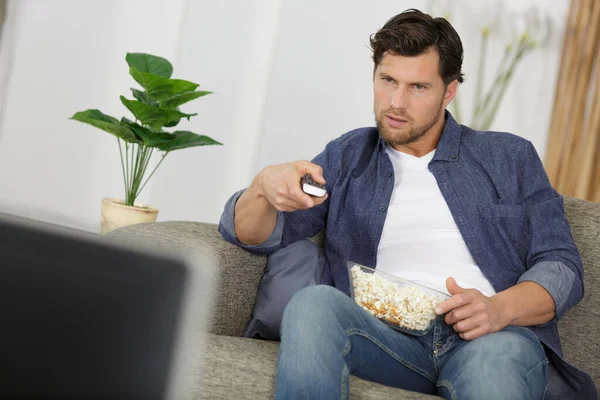 Muž Gauči Sleduje Film Popcornem — Stock fotografie