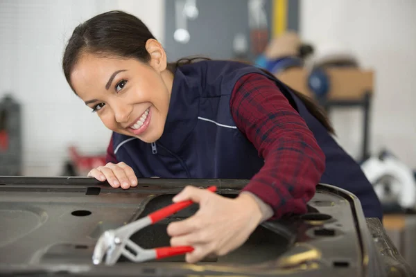 Glückliche Mechanikerin Lächelt Einer Werkstatt — Stockfoto