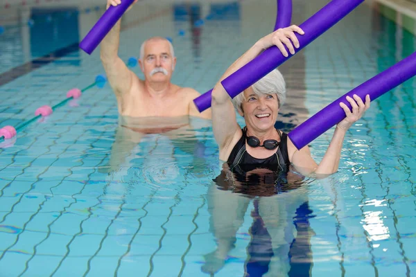 Senior Zwemmers Trainen Met Zwembadnoedels — Stockfoto