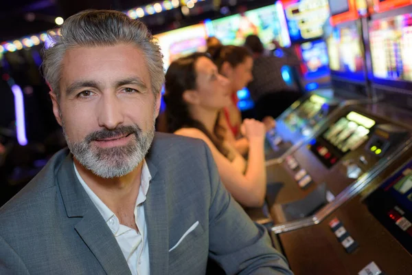 Homem Posando Dentro Casino — Fotografia de Stock