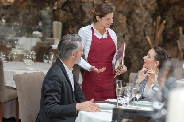 Vrouwelijke Serveerster Met Paar Restaurant — Stockfoto