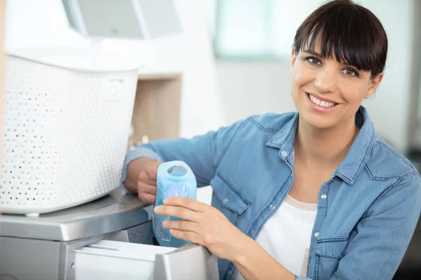 Frau Bringt Weichspüler Die Waschmaschine — Stockfoto