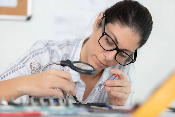 Woman Eletronics Repairer Fixing Circuit Board — Stock Photo, Image