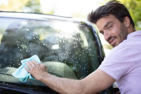 Adam Arabanın Camlarını Temizliyor — Stok fotoğraf