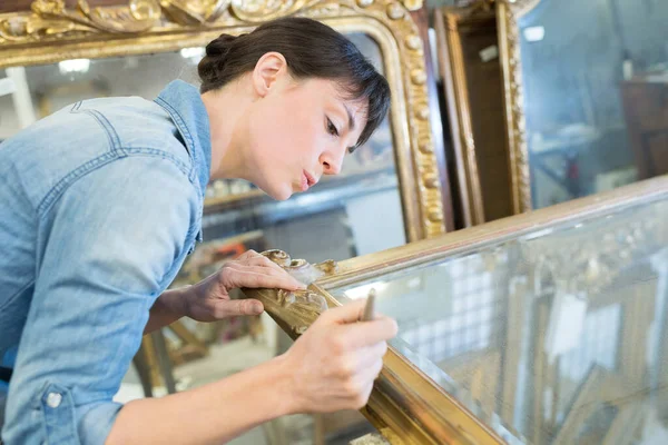 Portretul Unei Femei Care Renovează Oglinda Antică — Fotografie, imagine de stoc