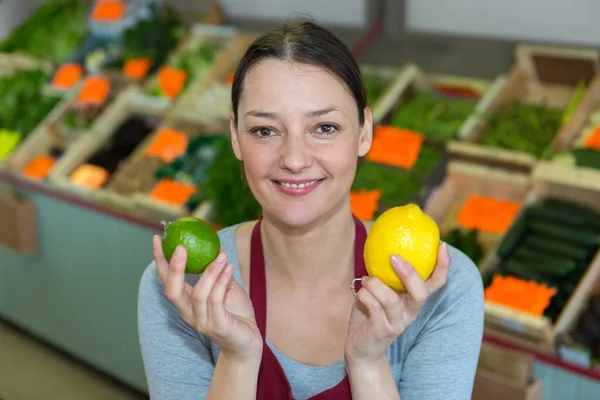 Vendedor Frutas Vegetais Que Detém Variedade Limão — Fotografia de Stock