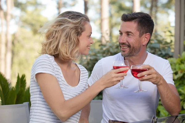 Man Dricker Vin Med Kvinna Café Staden — Stockfoto
