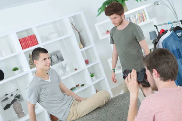 Junge Männer Beim Fotoshooting — Stockfoto
