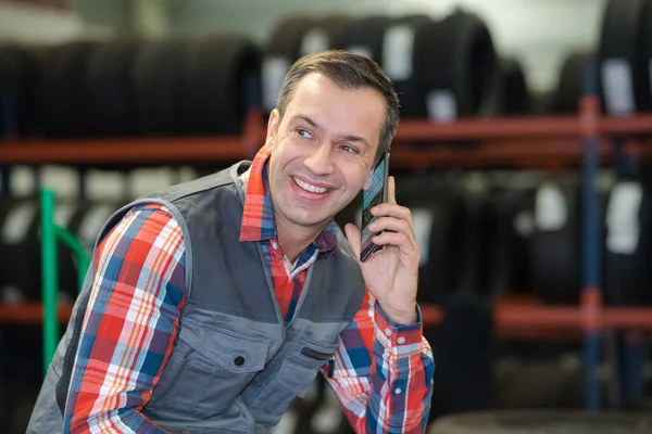 Tire Shop Worker Cellular Phone — Stock Photo, Image