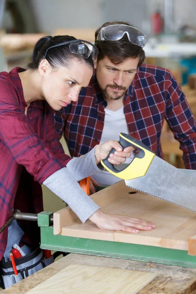 Homem Uma Mulher Trabalham Juntos Carpintaria — Fotografia de Stock