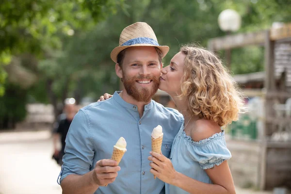 Happy Couple Having Date Eating Ice Cream — Stock Photo, Image