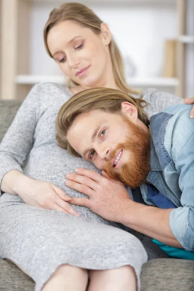 Glückliches Schwangere Paar Erwartet Baby Und Hört Baby — Stockfoto