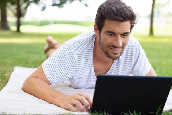 Jonge Man Universiteit Student Online Leren Laptop — Stockfoto