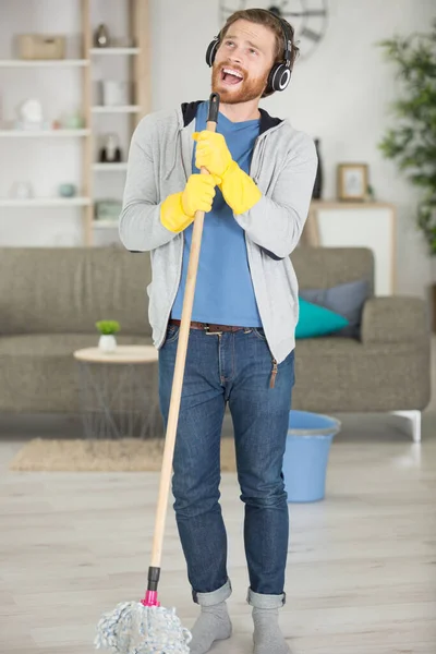 Mann Benutzt Wischmopp Als Mikrofon Bei Hausarbeit — Stockfoto
