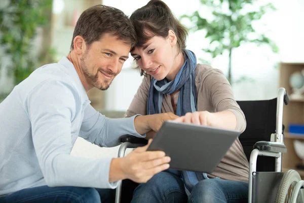 Férfi Segítő Fogyatékkal Élő Feleség Használni Tabletta Otthon — Stock Fotó