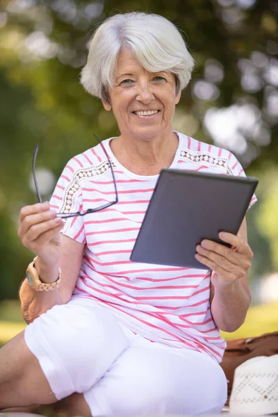 Όμορφη Ηλικιωμένη Γυναίκα Που Χρησιμοποιεί Tablet Υπολογιστή Εξωτερικούς Χώρους — Φωτογραφία Αρχείου