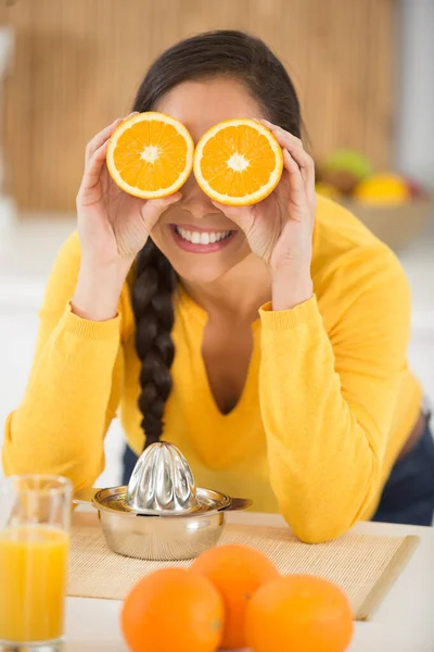Woman Posing Slice Orange Her Face — Stock Photo, Image