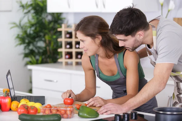 Familie Kocht Gemeinsam Salat — Stockfoto