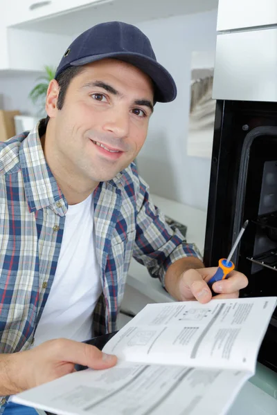 Ein Mann Der Einen Neuen Ofen Die Küche Einbaut — Stockfoto