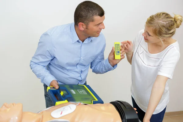Demonstrating Firt Aid Cpr Dummy Table — Stock Photo, Image