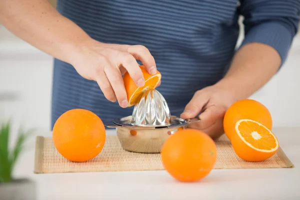 Vrouw Knijpen Een Oranje Fruit — Stockfoto