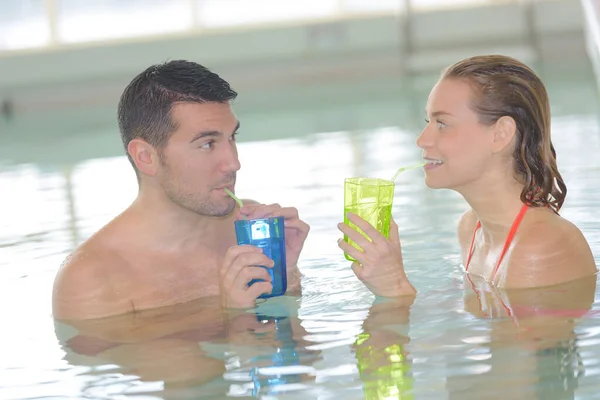 Paar Trinkt Einem Schwimmbad — Stockfoto