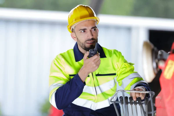 Άνδρα Εργαζόμενο Χρησιμοποιώντας Walkie Talkie Στην Αυλή Της Ναυτιλίας — Φωτογραφία Αρχείου