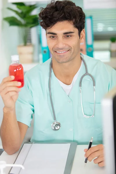 Selbstbewusster Arzt Mit Stethoskop Fläschchen Mit Pillen — Stockfoto