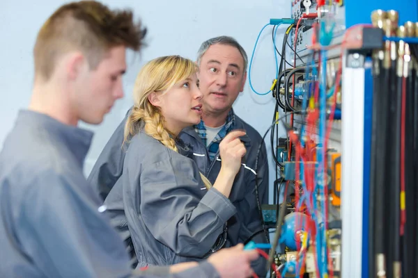 Lehrer Beobachtet Schüler Bei Der Arbeit Stromkreisen — Stockfoto