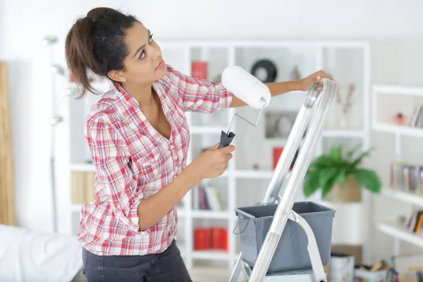 Ung Kvinna Med Paint Roller Gör Renovering Nya Huset — Stockfoto