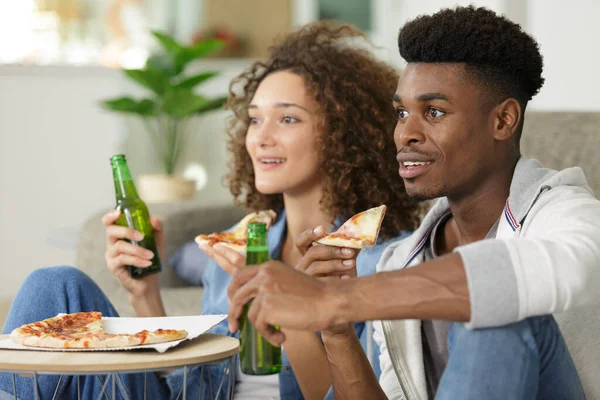 Ζευγάρι Που Βλέπουν Αθλητικά Στην Τηλεόραση Ενώ Τρώνε Πίτσα — Φωτογραφία Αρχείου