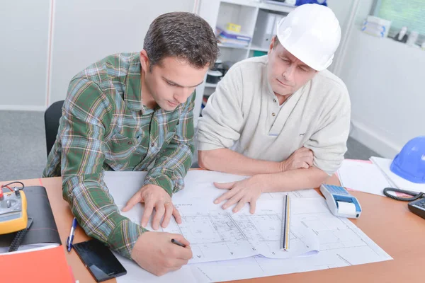 Zwei Männer Betrachten Baupläne — Stockfoto