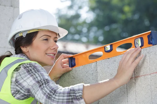 Female Construction Holding Level — Photo