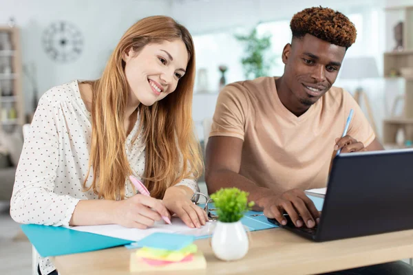 Ein Paar Teenager Lernen Und Benutzen Einen Laptop — Stockfoto