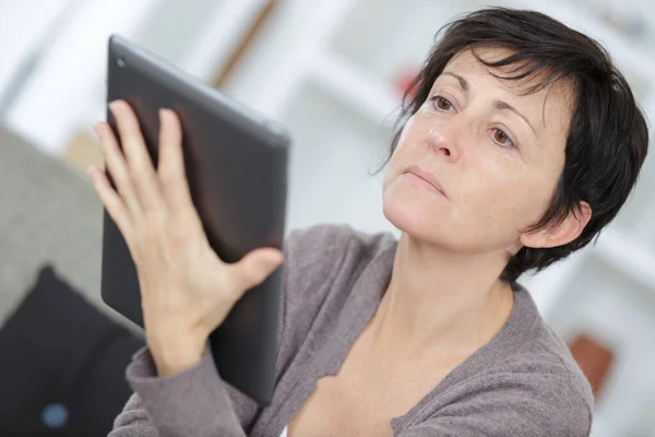 Kobieta Średnim Wieku Pomocą Tabletu Cyfrowego — Zdjęcie stockowe