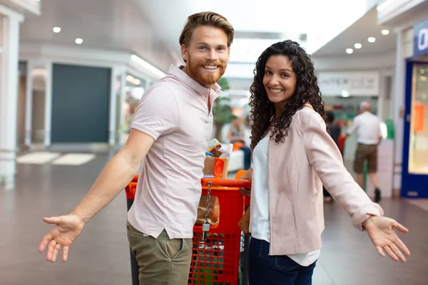 Happy Couple Shopping Cart — Stock fotografie