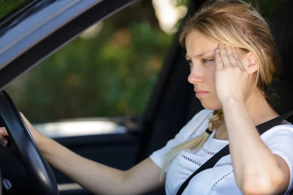 Αγχωμένη Γυναίκα Οδηγός Κάθεται Μέσα Στο Αυτοκίνητό Της — Φωτογραφία Αρχείου