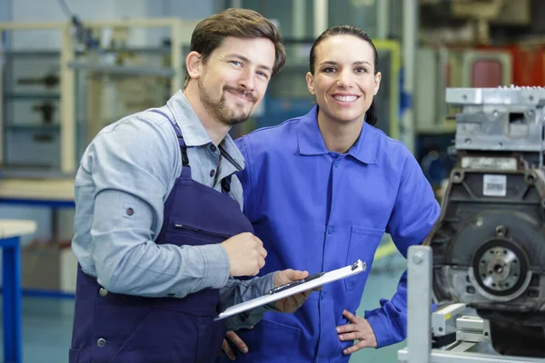 Portret Van Mannelijke Vrouwelijke Ingenieurs Een Fabriek — Stockfoto