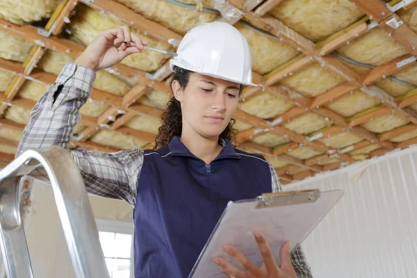 Mulher Trabalhador Construção Verificando Sua Área Transferência — Fotografia de Stock