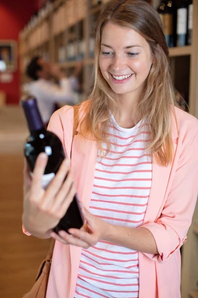 Szczęśliwa Kobieta Butelkami Wina Sklepie — Zdjęcie stockowe