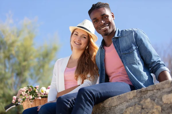 幸せな若い男と女が屋外で笑っている — ストック写真