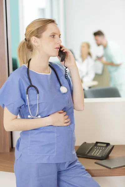 Schwangere Krankenschwester Arbeitet Büro — Stockfoto