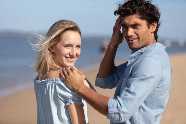 Gelukkig Jong Paar Glimlachen Terwijl Wandelen Het Strand — Stockfoto