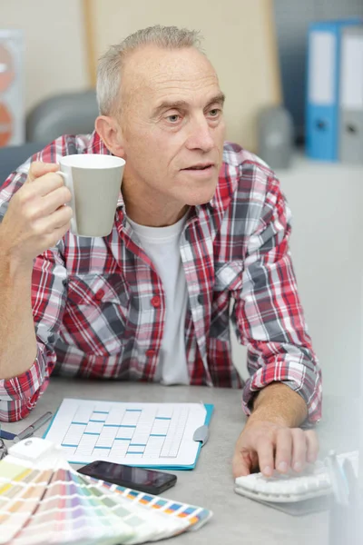 Zralý Muž Pije Kávu Hádá Protivníkem — Stock fotografie