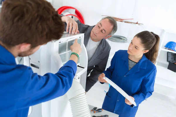 Air Conditioning Apprentices Working Compressor — Stock Photo, Image