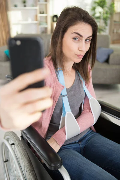 Tekerlekli Sandalyedeki Kadın Selfie Çekiyor — Stok fotoğraf
