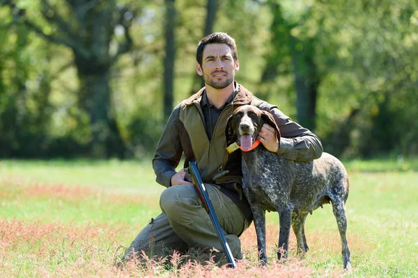 Caçador Segurando Arma Agachado Por Seu Cão — Fotografia de Stock