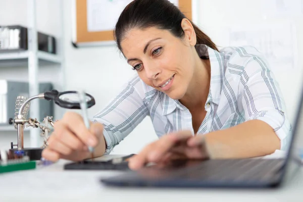 Woman Carrying Out Precision Computer Repair — Stock Photo, Image