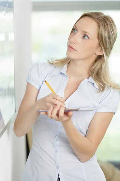 Mulher Olhando Para Parede Com Notas Escritório — Fotografia de Stock
